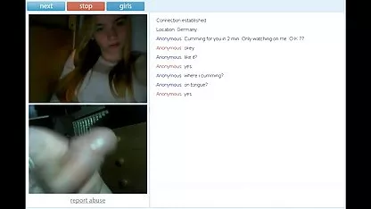 温泉カップルのマスクをしてい飲み物と街並みを 女性 安心 えろ